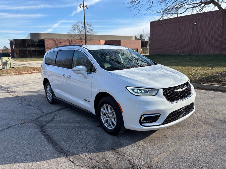 Used 2022 Chrysler Pacifica Touring L - BraunAbility Side Entry Entry Fold Out Manual Ramp