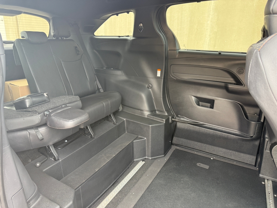 New 2025 Toyota Sienna Hybrid Platinum AWD - VMI Side Entry Entry In Floor Automatic Ramp