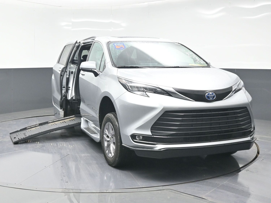 New 2025 Toyota Sienna Hybrid XLE Plus - BraunAbility Side Entry Entry Fold Out Automatic Ramp