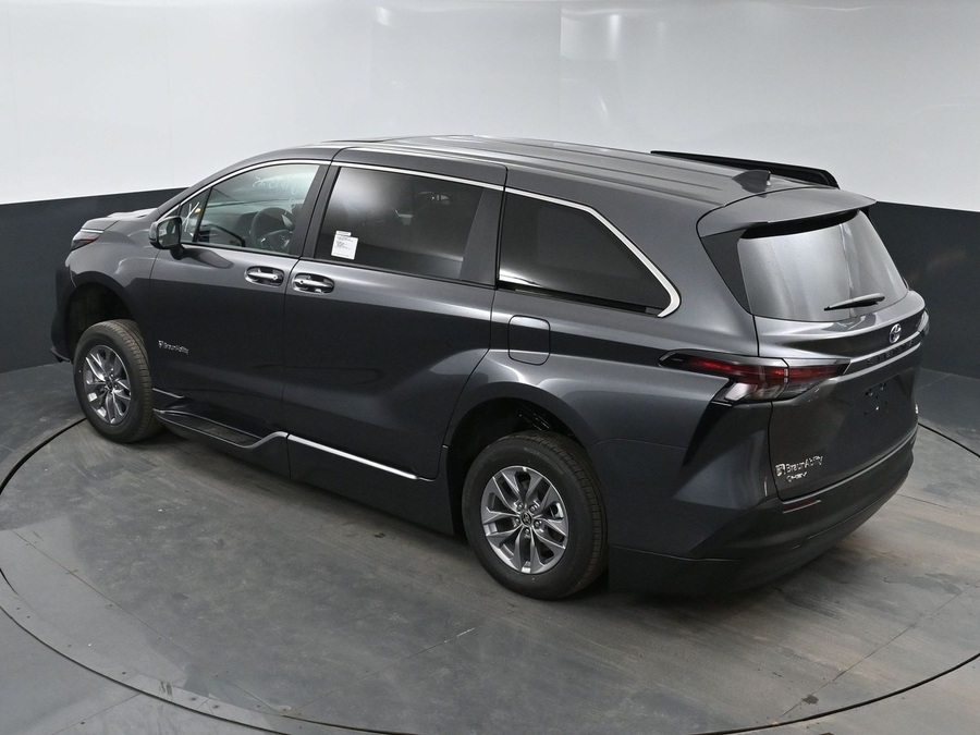 New 2025 Toyota Sienna Hybrid XLE Base - BraunAbility Side Entry Entry Fold Out Automatic Ramp