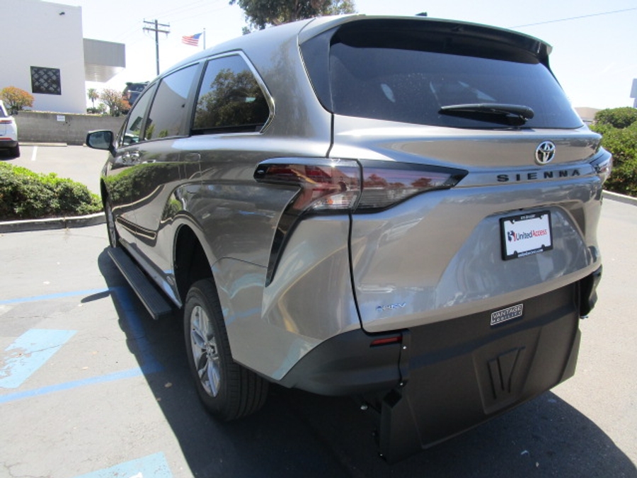 New 2026 Toyota Sienna Hybrid LE - Vantage Mobility Commercial Rear Entry Entry Fold Out Manual Ramp