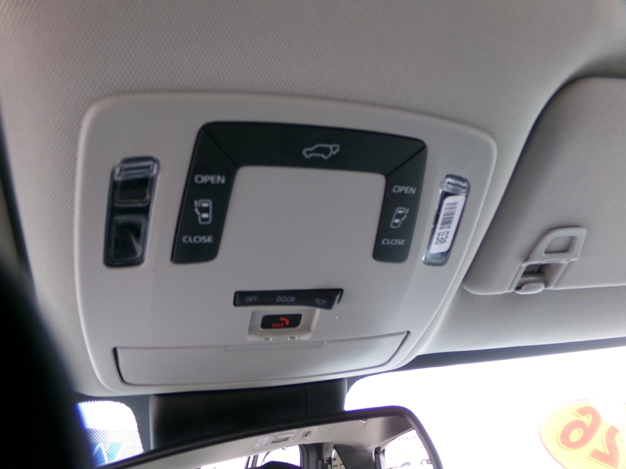 White Toyota Sienna image number 8
