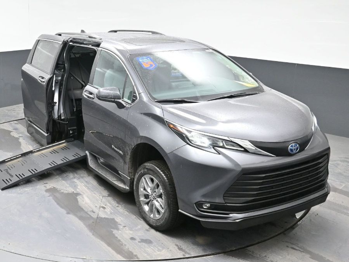 Grey Toyota Sienna image number 22