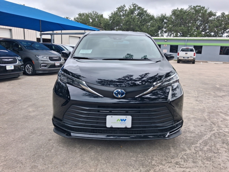 Black Toyota Sienna image number 3