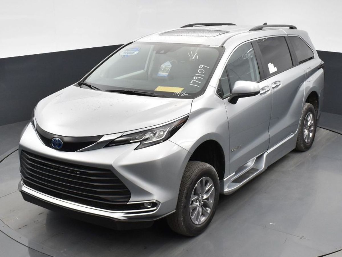 2023 Toyota Sienna XLE - Photo 11