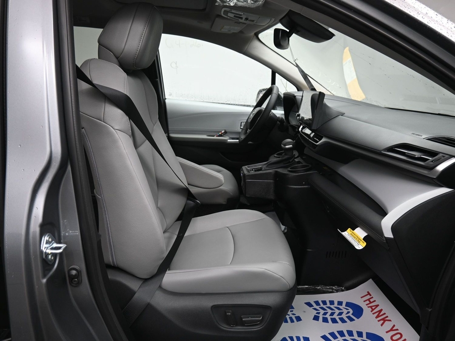 Grey Toyota Sienna image number 8