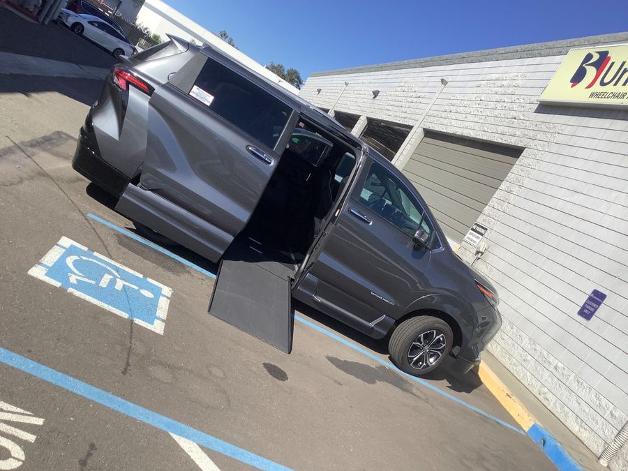 New 2025 Toyota Sienna Hybrid Platinum AWD - VMI Side Entry Entry In Floor Automatic Ramp