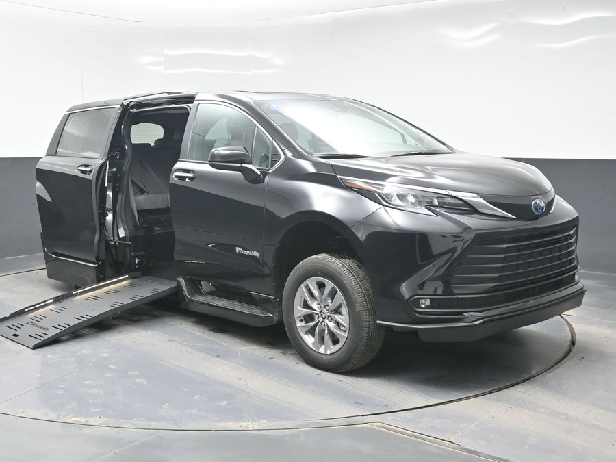 Black Toyota Sienna image number 8