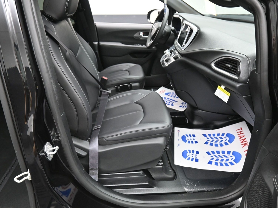 Black Chrysler Pacifica image number 5