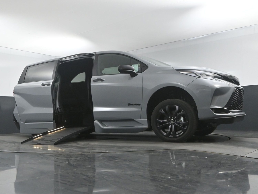 New 2025 Toyota Sienna Hybrid XSE Sport - BraunAbility Side Entry Entry Fold Out Automatic Ramp