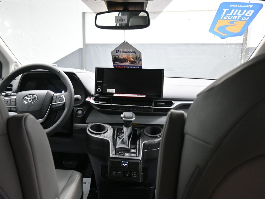 New 2025 Toyota Sienna Hybrid XLE PLUS - BraunAbility Side Entry Entry Fold Out Automatic Ramp