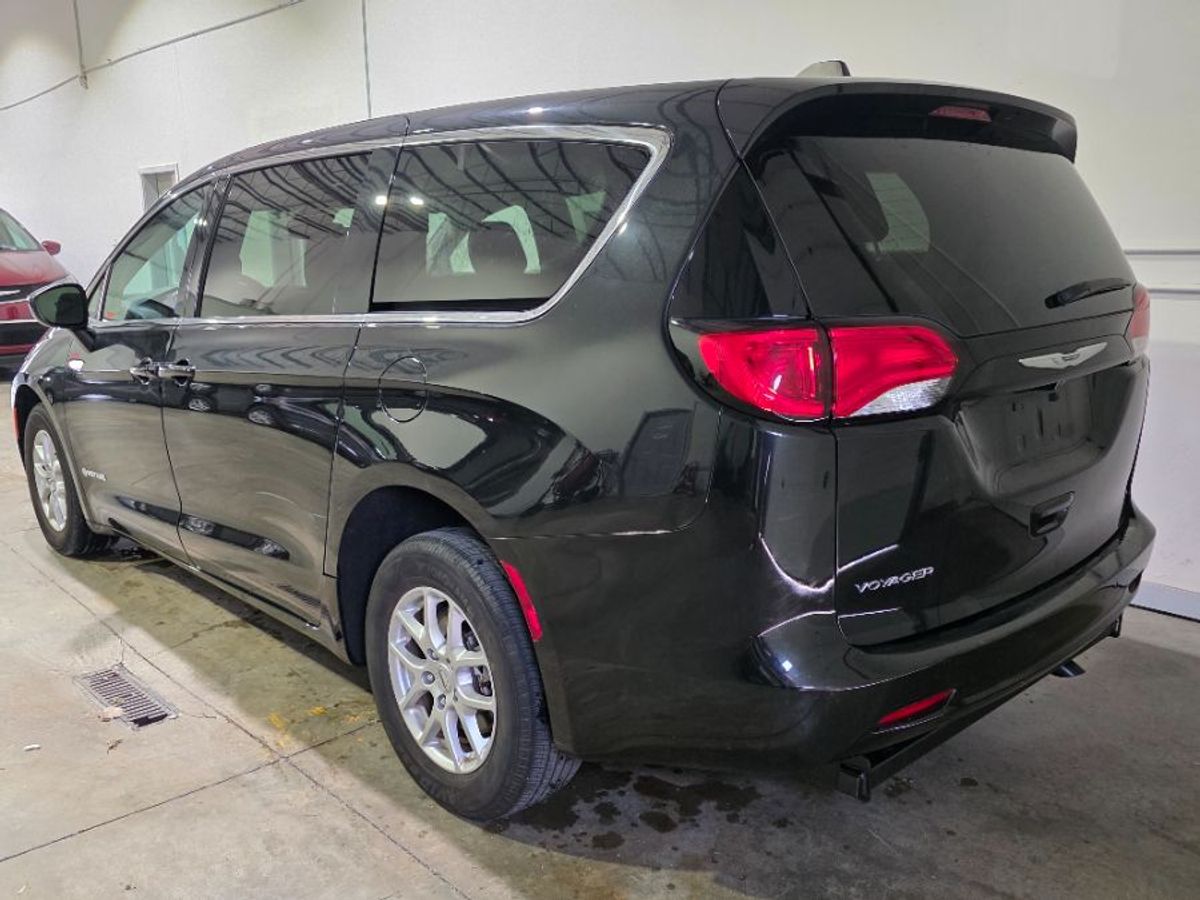 Black Chrysler Voyager image number 5