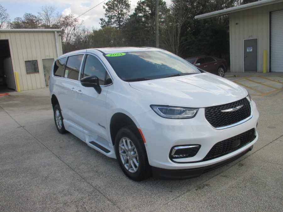 White Chrysler Pacifica image number 1
