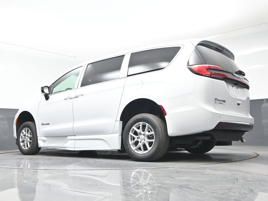 White Chrysler Pacifica image number 21