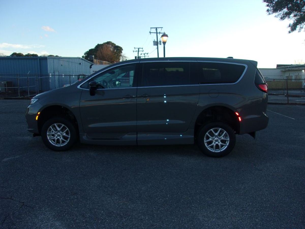 Grey Chrysler Pacifica image number 6