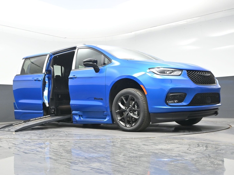 New 2026 Chrysler Pacifica Select Sport - BraunAbility Side Entry Entry Fold Out Automatic Ramp