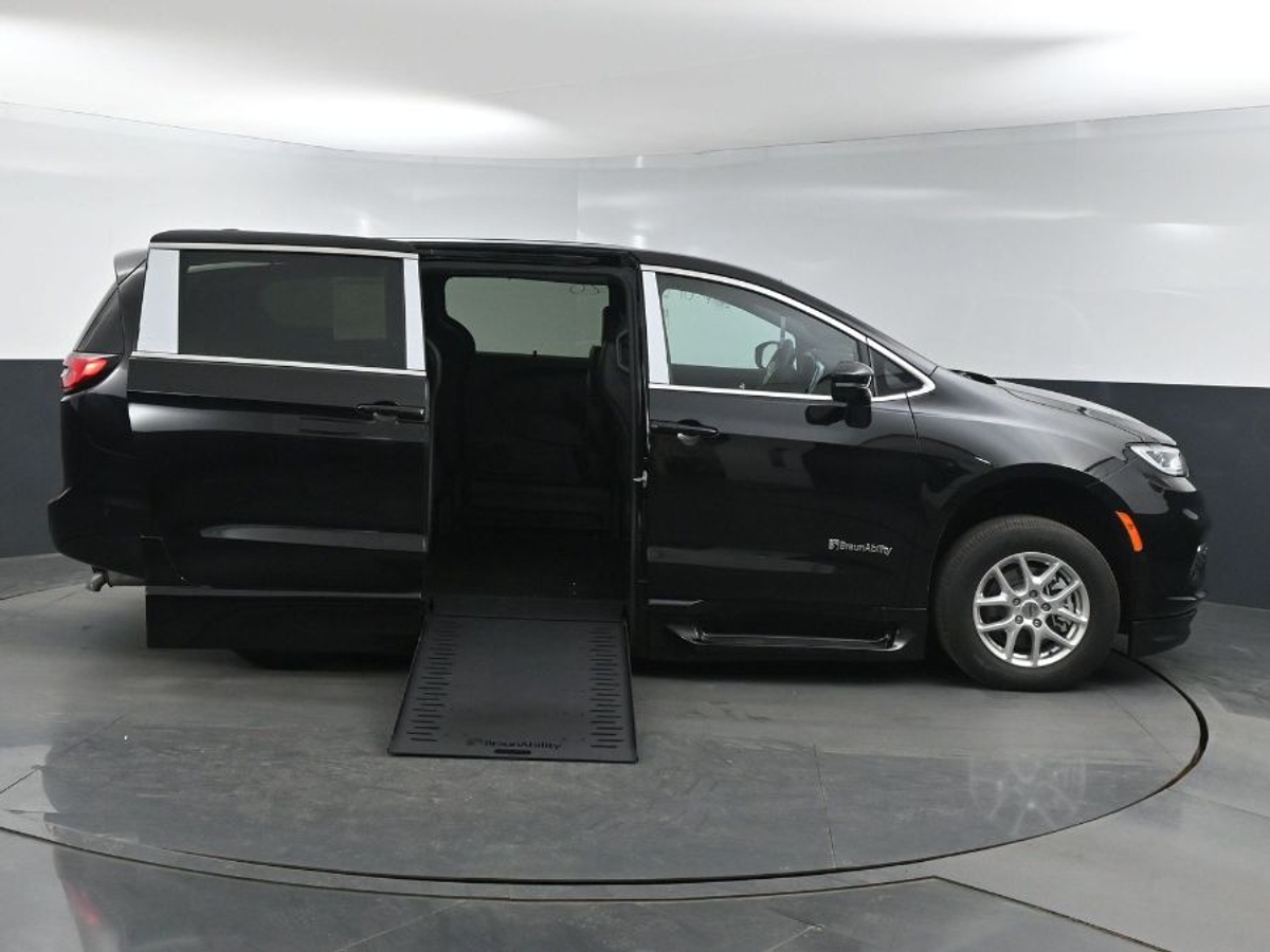 Black Chrysler Pacifica image number 7