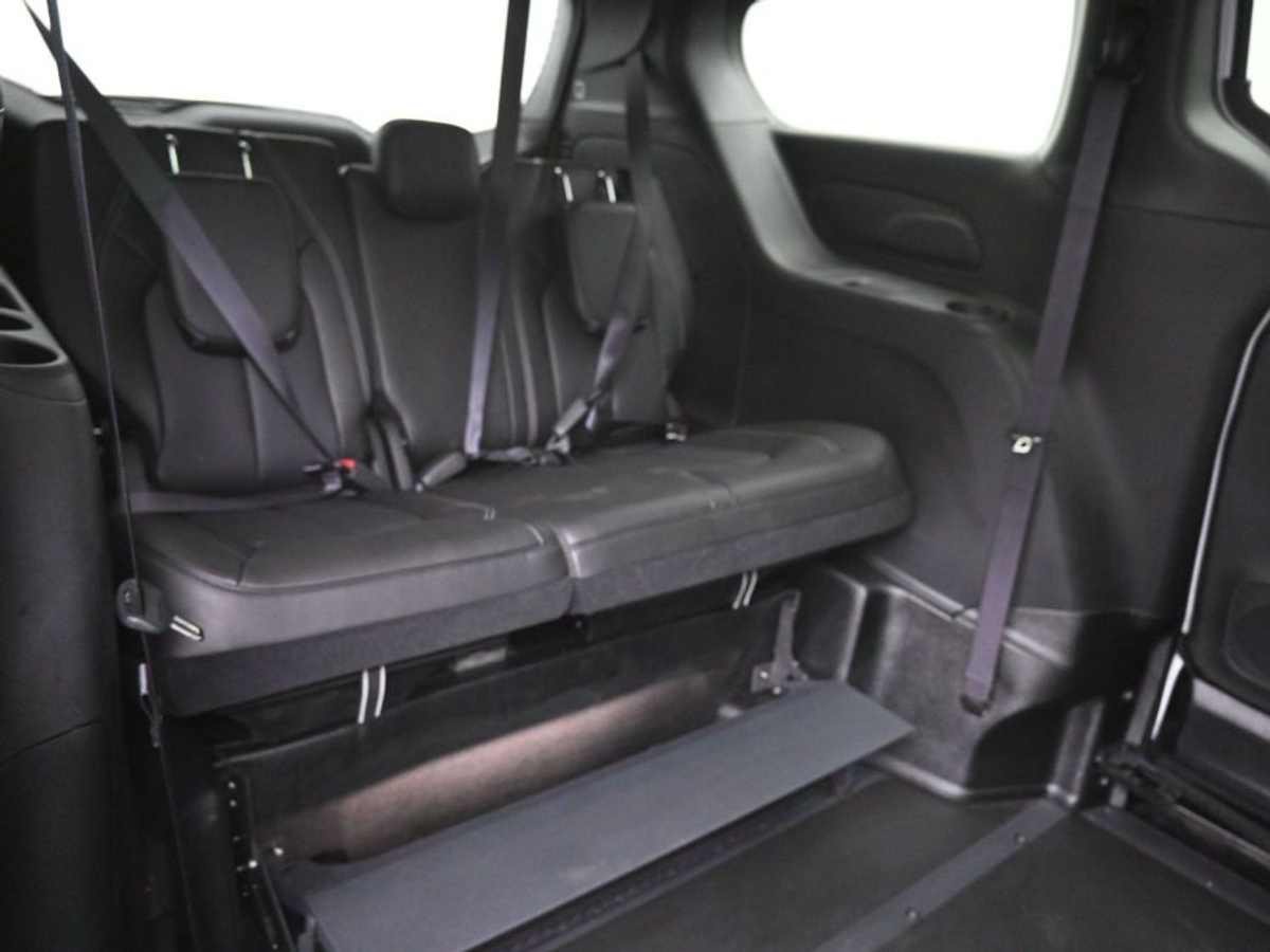 White Chrysler Pacifica image number 9