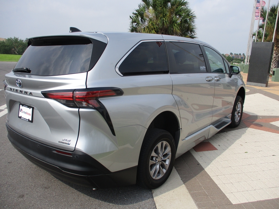 Used 2022 Toyota Sienna XLE - BraunAbility Side Entry Entry Fold Out Automatic Ramp