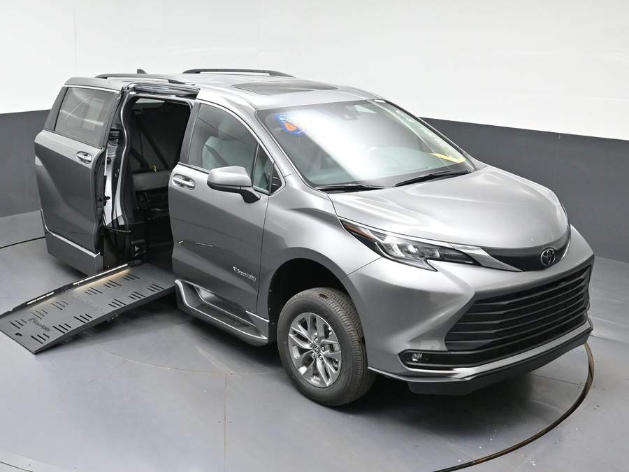 New 2026 Toyota Sienna Hybrid XLE Base - BraunAbility Side Entry Fold Out Automatic Ramp