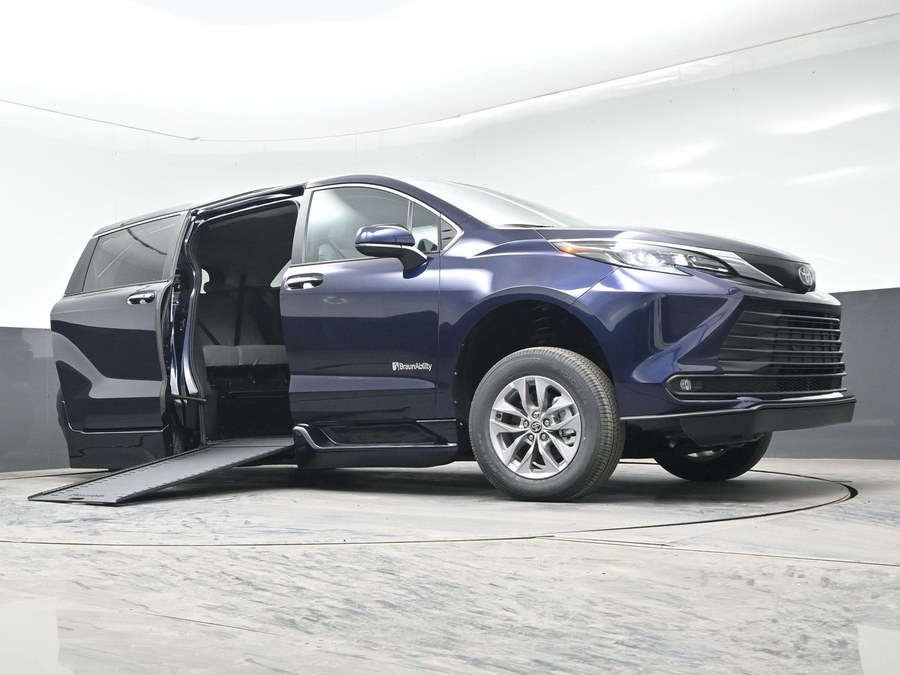 Blue Toyota Sienna image number 18