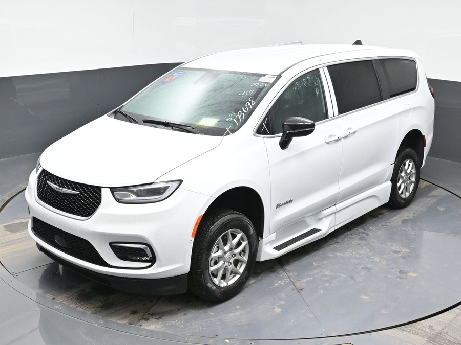 White Chrysler Pacifica image number 21