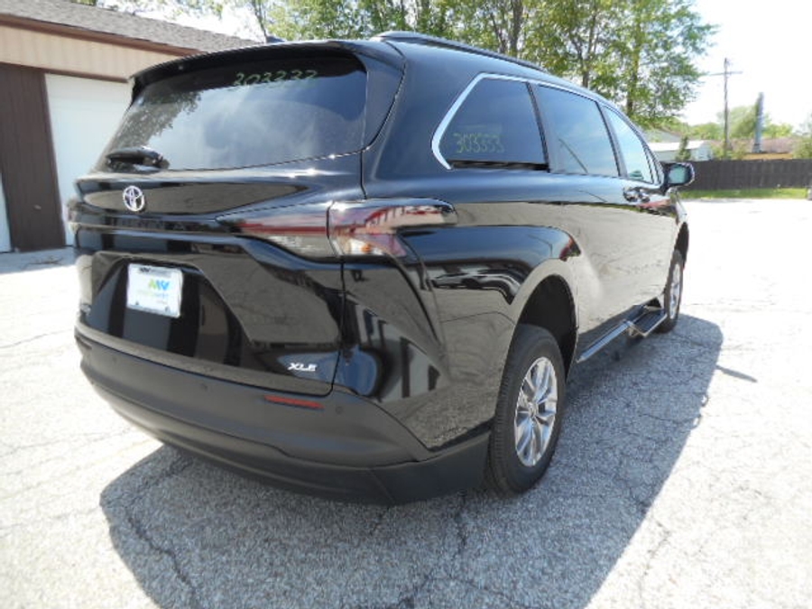 Black Toyota Sienna image number 5