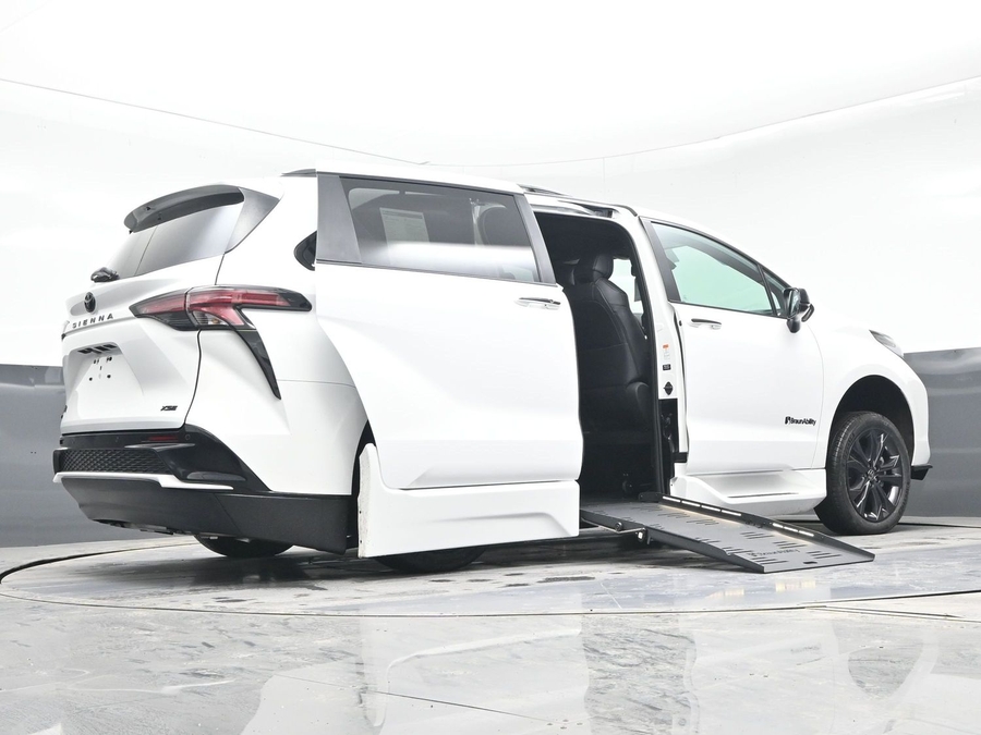 New 2025 Toyota Sienna Hybrid XSE Sport - BraunAbility Side Entry Entry Fold Out Automatic Ramp