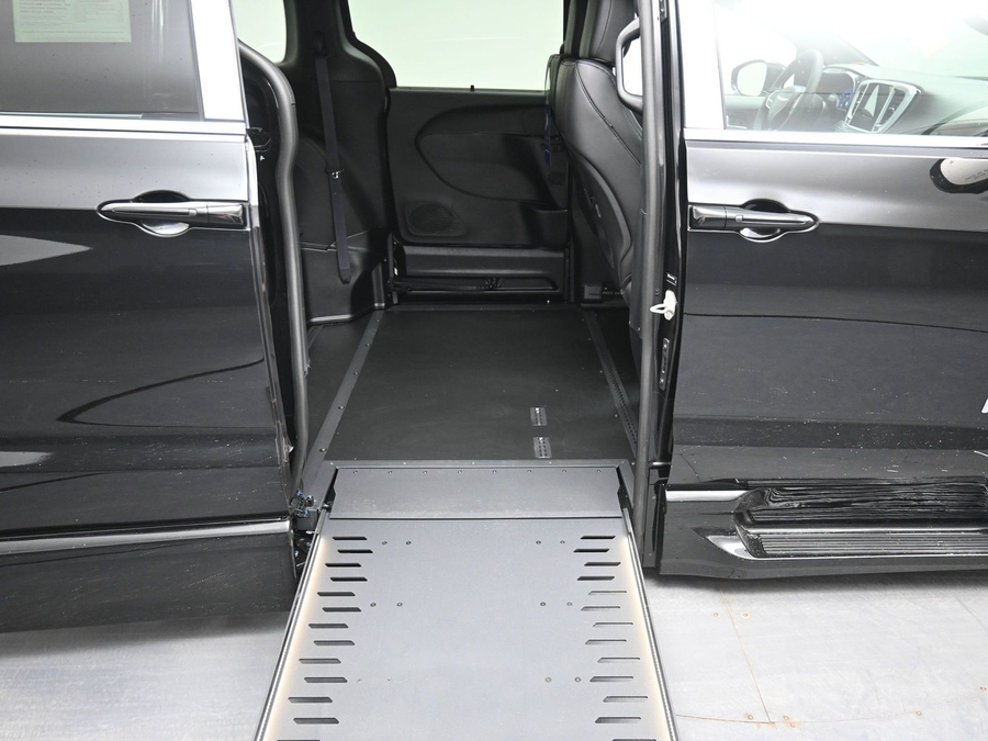 Black Chrysler Pacifica image number 10