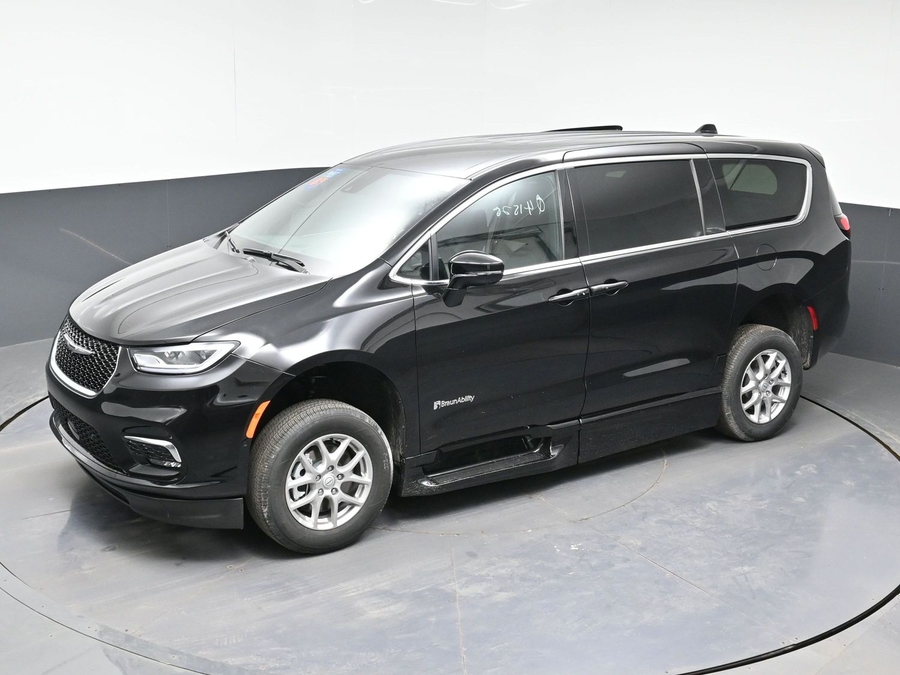 Black Chrysler Pacifica image number 20
