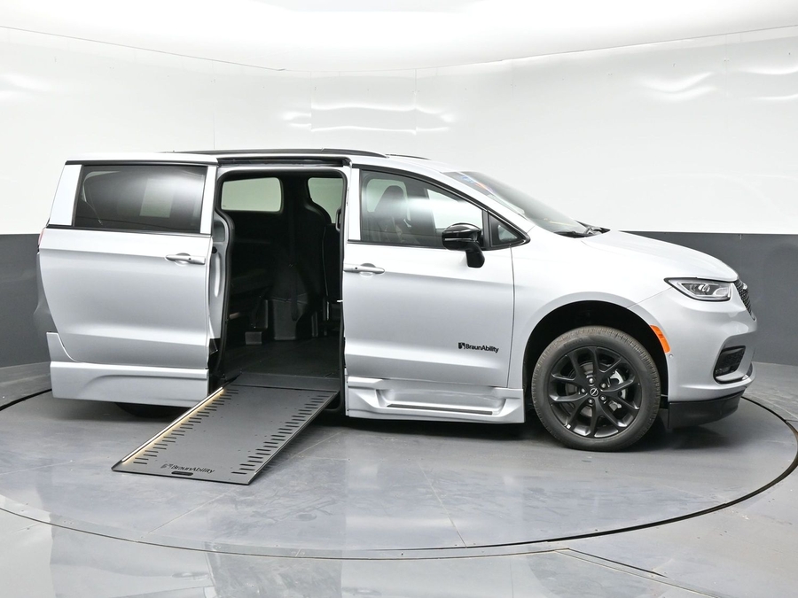 New 2026 Chrysler Pacifica Select Sport - BraunAbility Side Entry In Floor Automatic Ramp