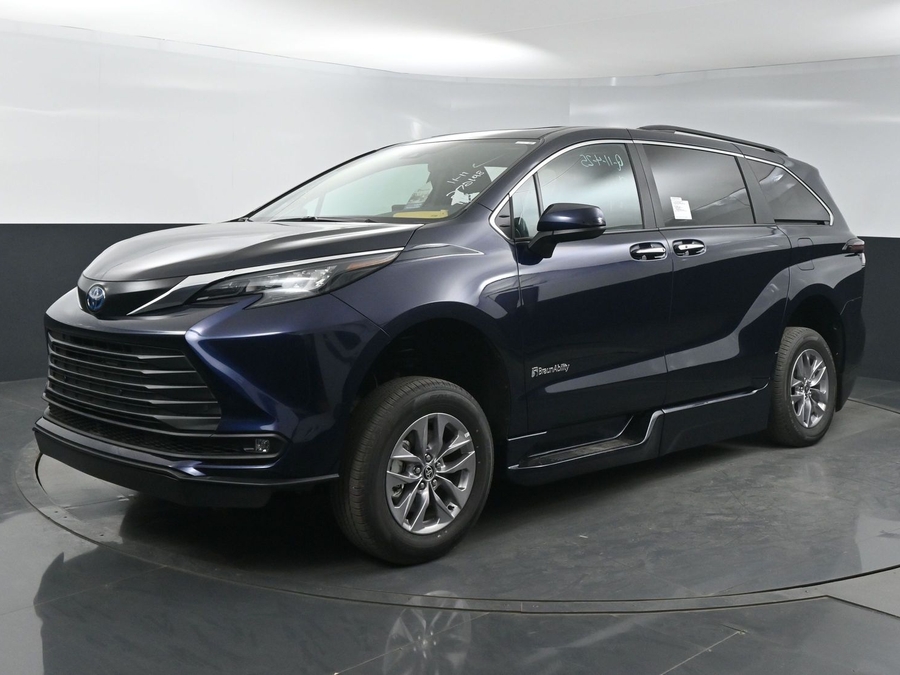 New 2025 Toyota Sienna Hybrid XLE Plus - BraunAbility Side Entry Entry In Floor Automatic Ramp