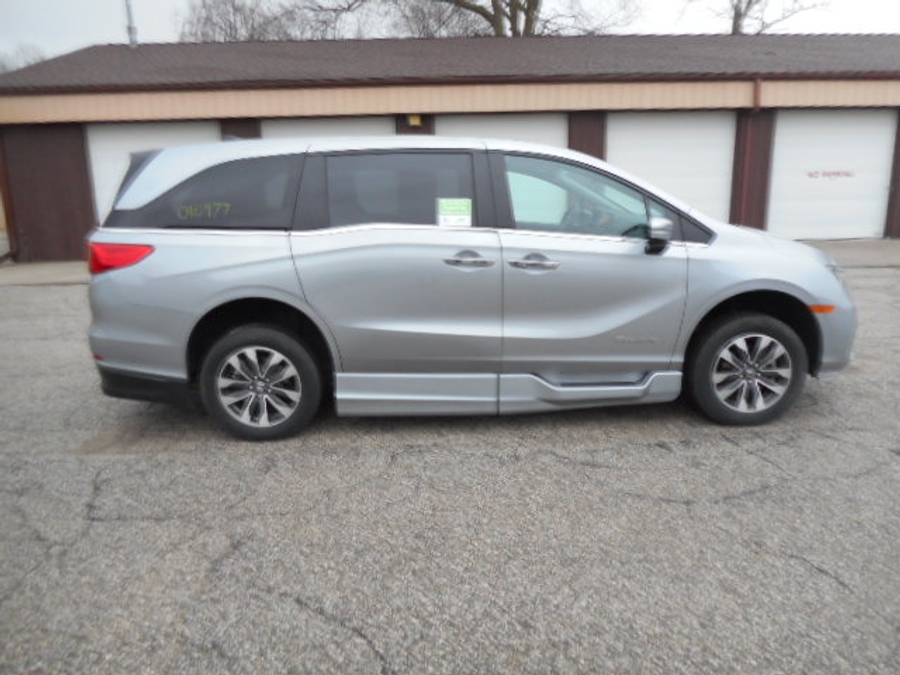 Silver Honda Odyssey image number 6