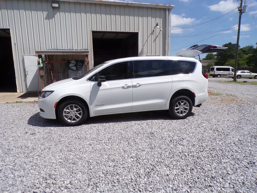 White Chrysler Voyager image number 4