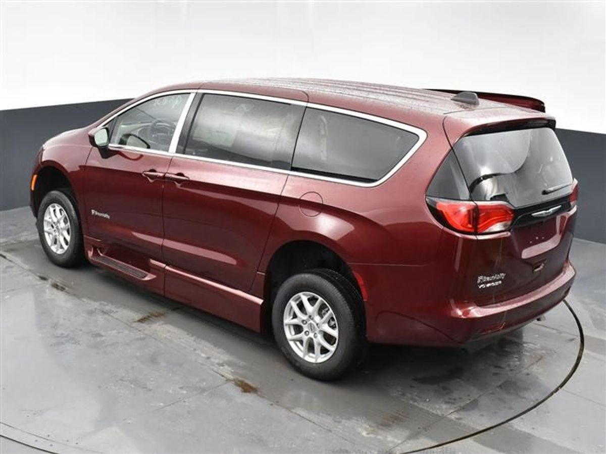 Red Chrysler Voyager image number 5