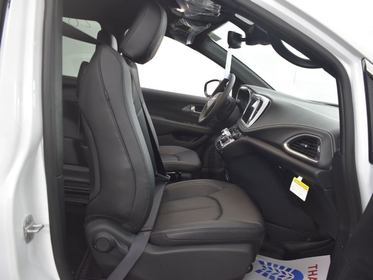 2025 CHRYSLER PACIFICA - Image 9