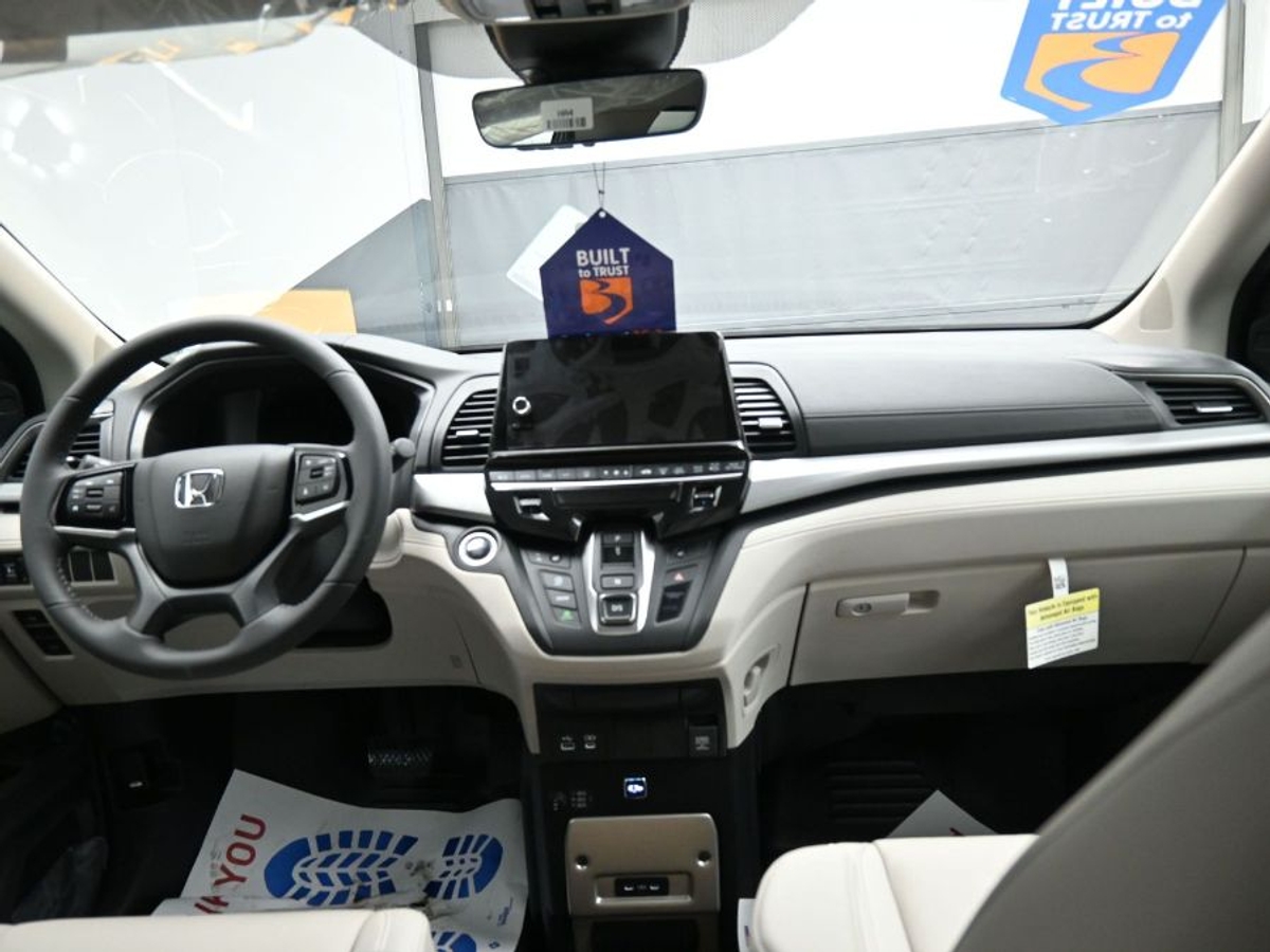 Grey Honda Odyssey image number 12