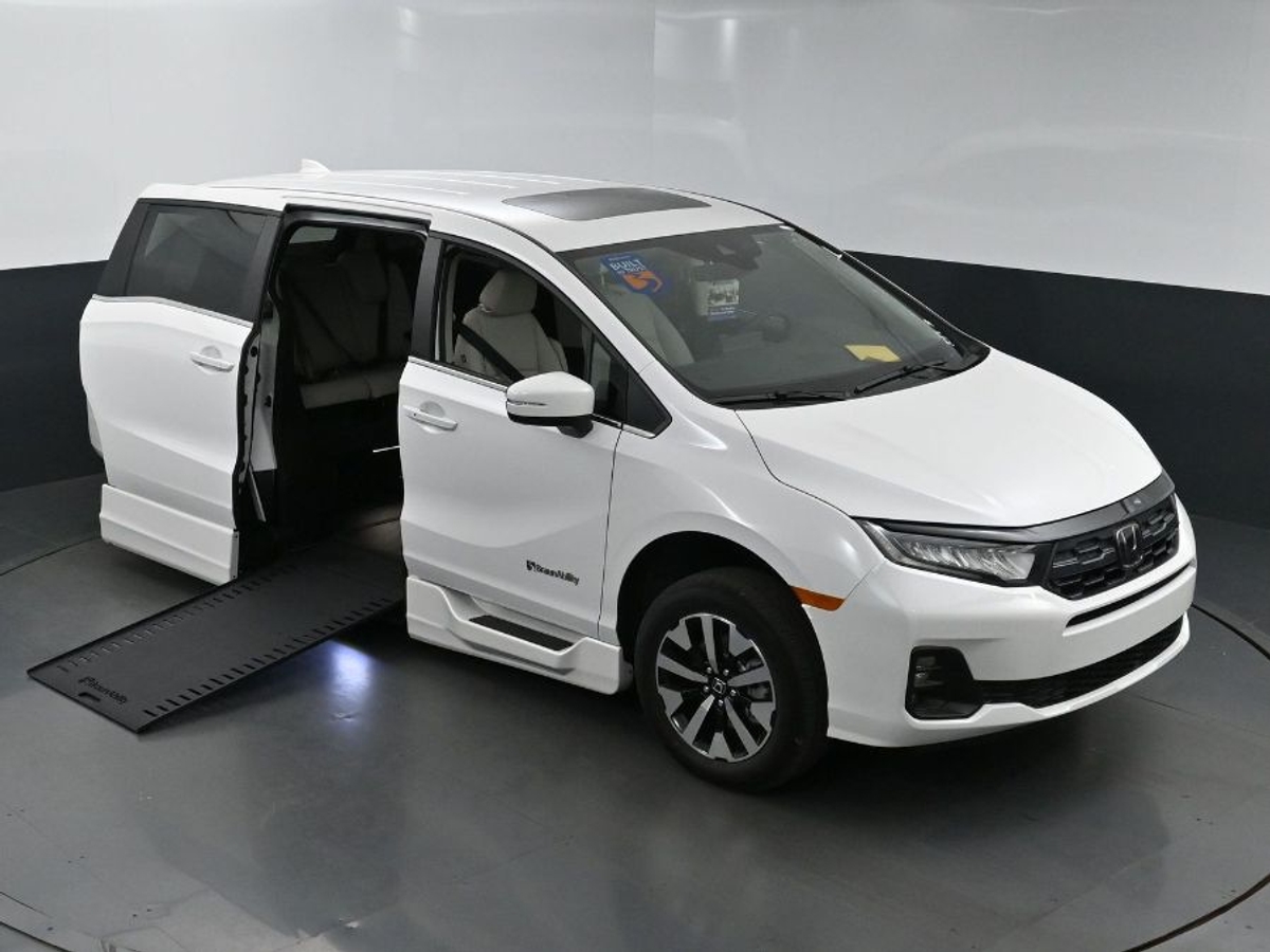 White Honda Odyssey image number 21