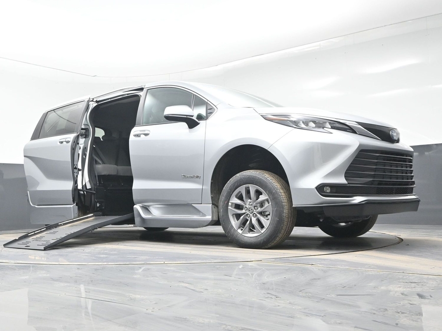 Silver Toyota Sienna image number 18