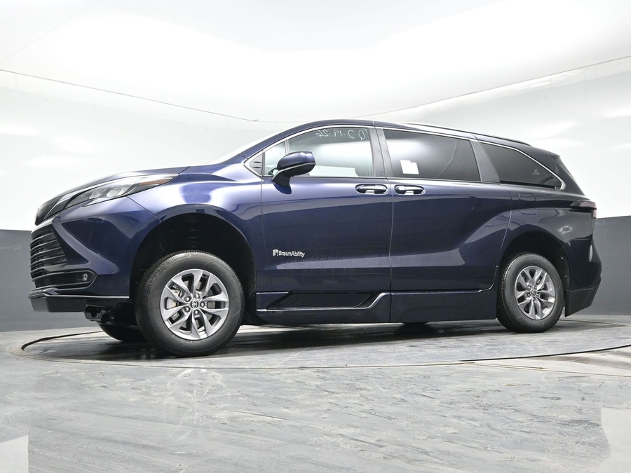 New 2026 Toyota Sienna Hybrid XLE Base - BraunAbility Side Entry Fold Out Automatic Ramp