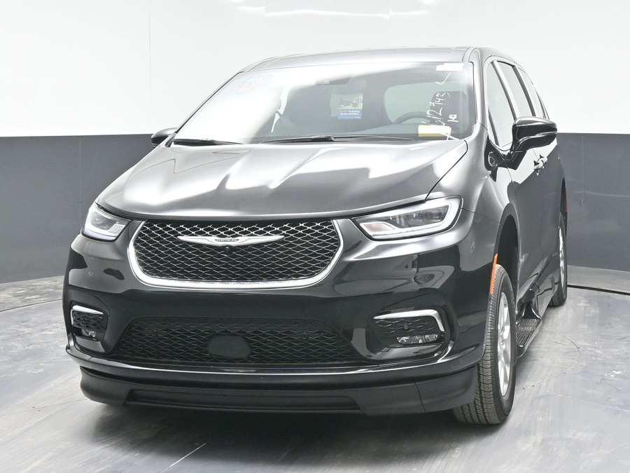 Black Chrysler Pacifica image number 1