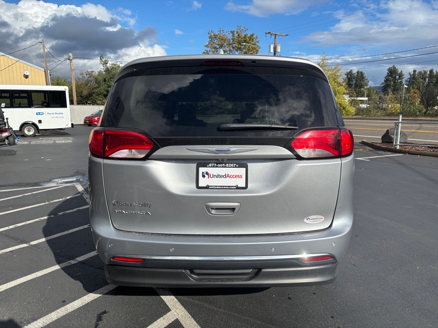 Used 2018 Chrysler Pacifica Touring L - BraunAbility Side Entry Fold Out Automatic Ramp