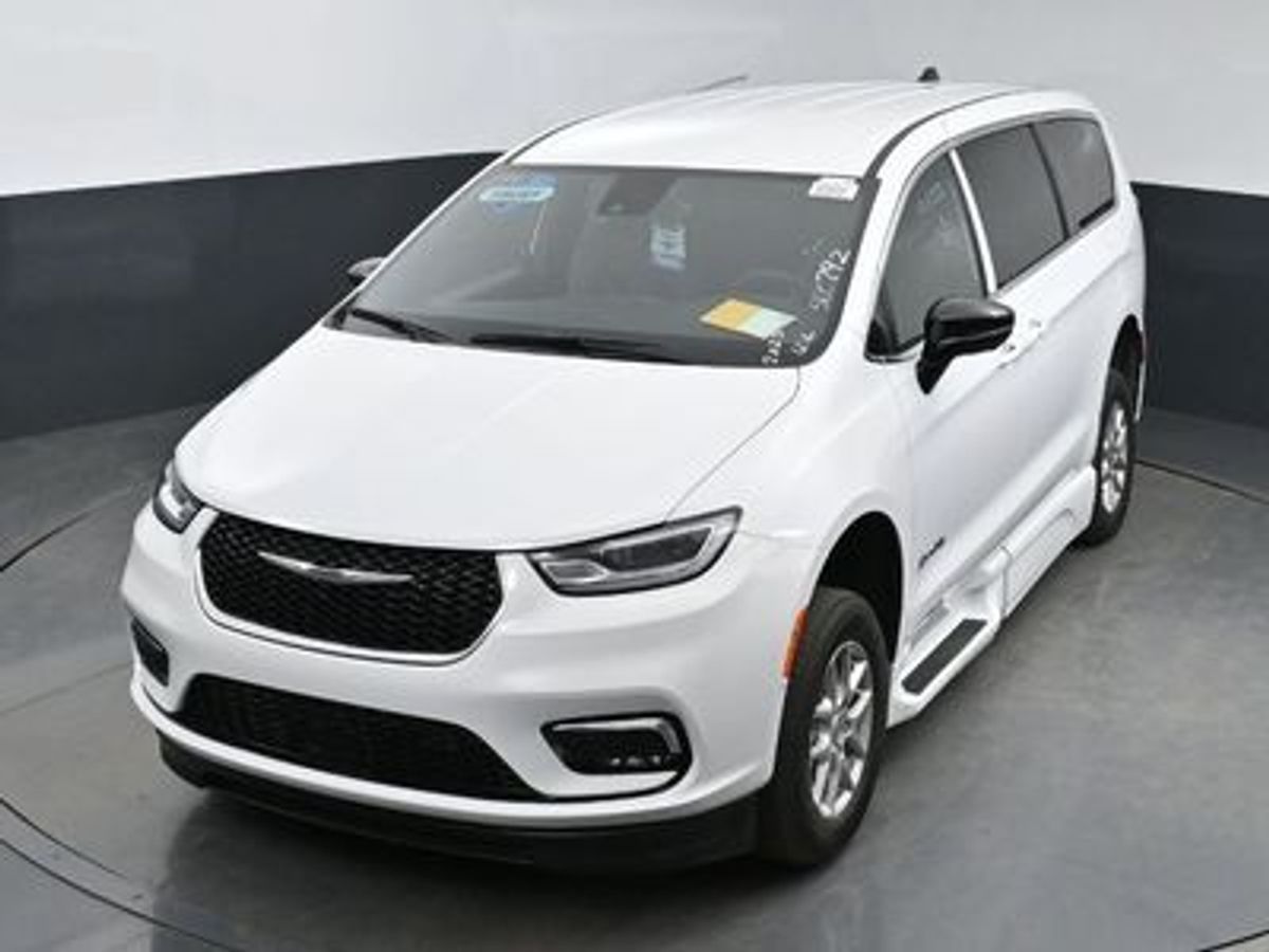 2025 Chrysler Pacifica Select's photo