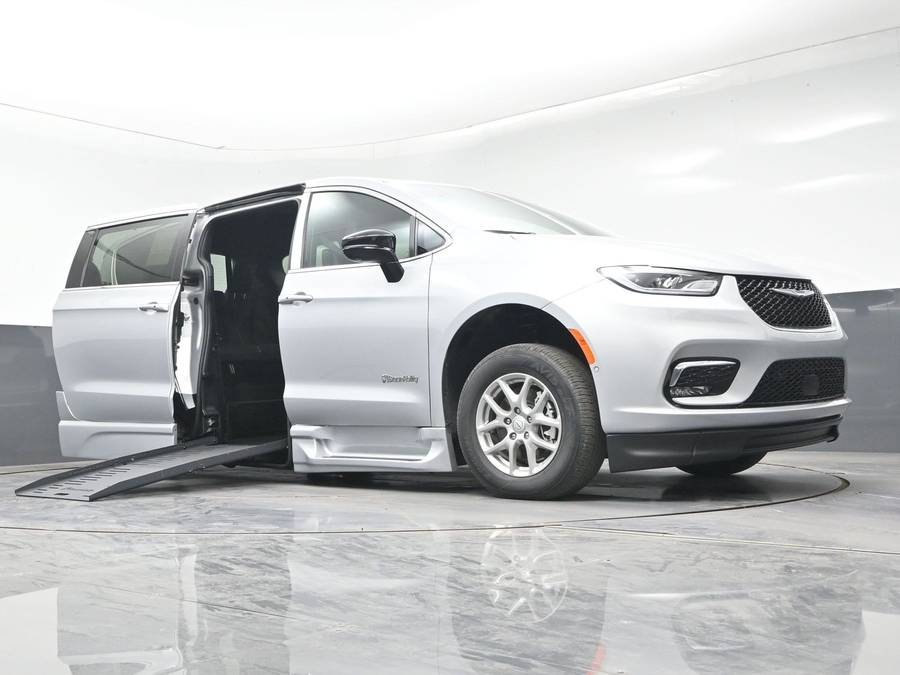 New 2026 Chrysler Pacifica Select Plus - BraunAbility Side Entry Entry Fold Out Automatic Ramp