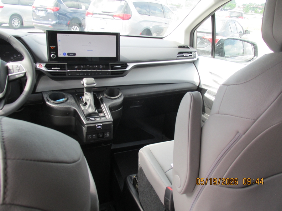 Grey Toyota Sienna image number 14