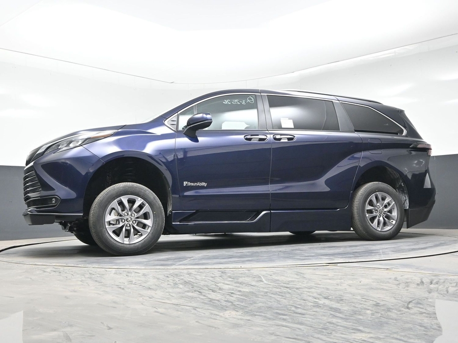 Blue Toyota Sienna image number 16