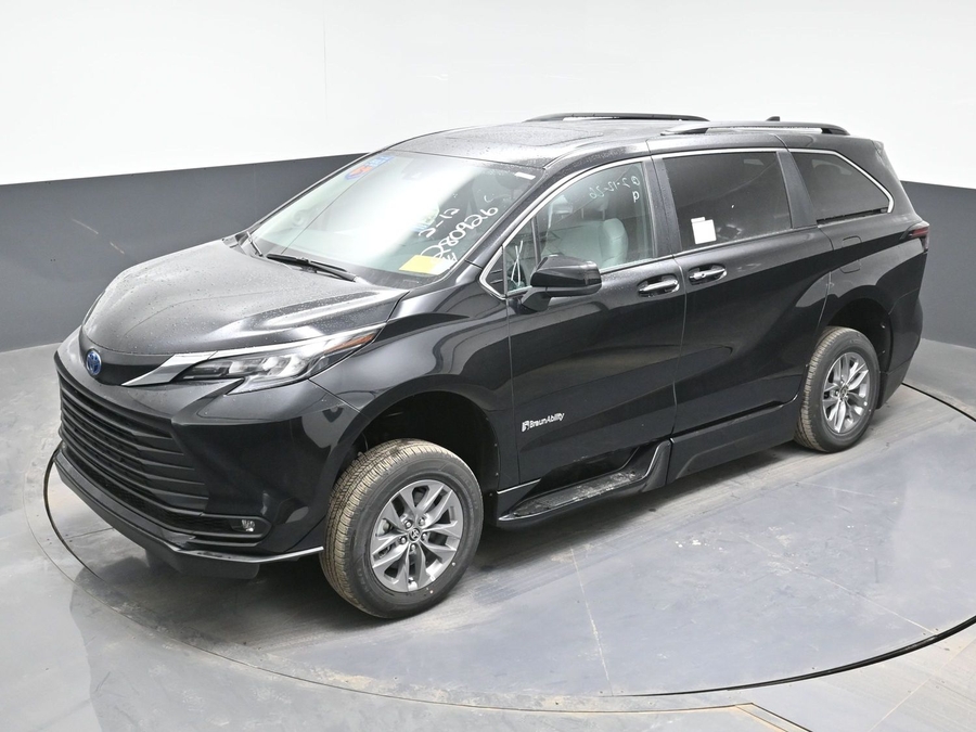 Black Toyota Sienna image number 23