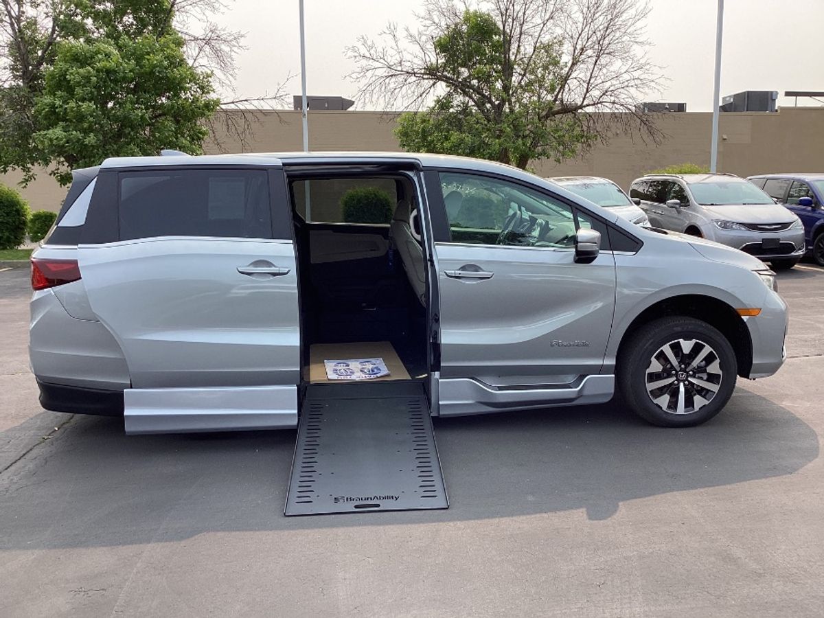 Silver Honda Odyssey image number 6