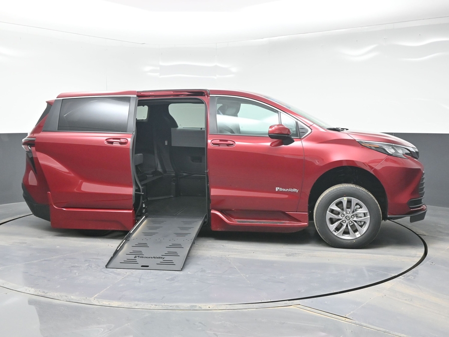 New 2026 Toyota Sienna Hybrid LE - BraunAbility Side Entry Fold Out Automatic Ramp