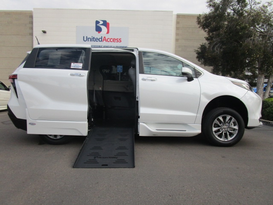 Used 2022 Toyota Sienna Hybrid XLE - BraunAbility Side Entry Entry Fold Out Automatic Ramp